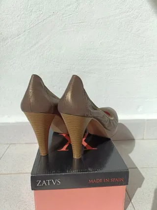 Tacones Agashu Marrón y Dorado