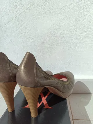 Tacones Agashu Marrón y Dorado