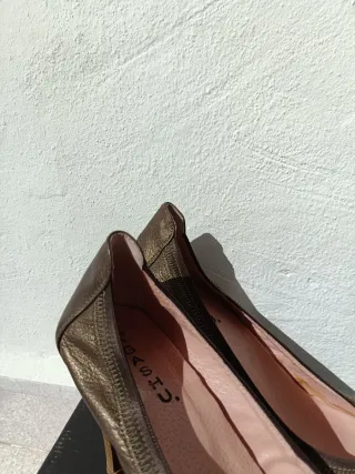 Tacones Agashu Marrón y Dorado