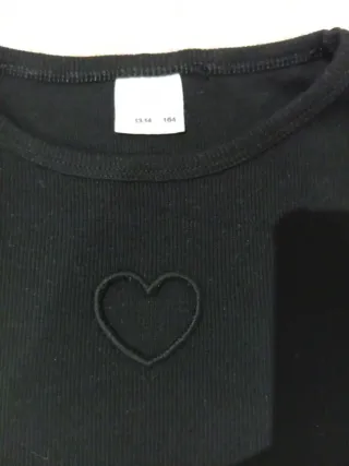 Camisa Zara negra corazón adolescente