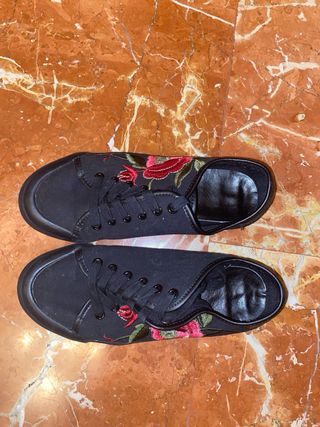 Zapatillas negras con bordado de rosas