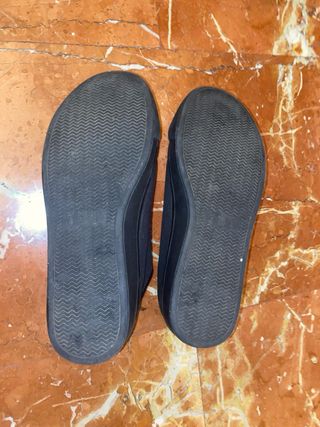 Zapatillas negras con bordado de rosas