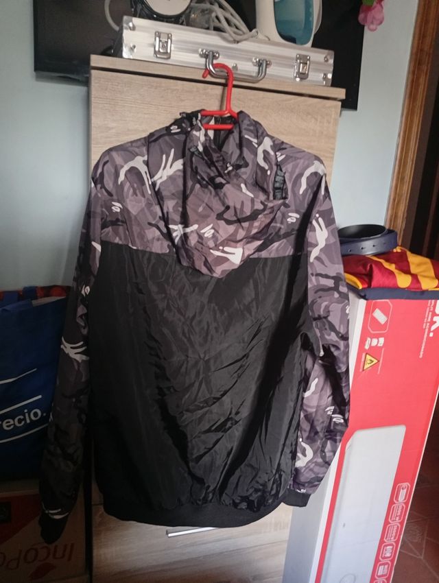 Chaqueta hombre camuflaje gris y negra