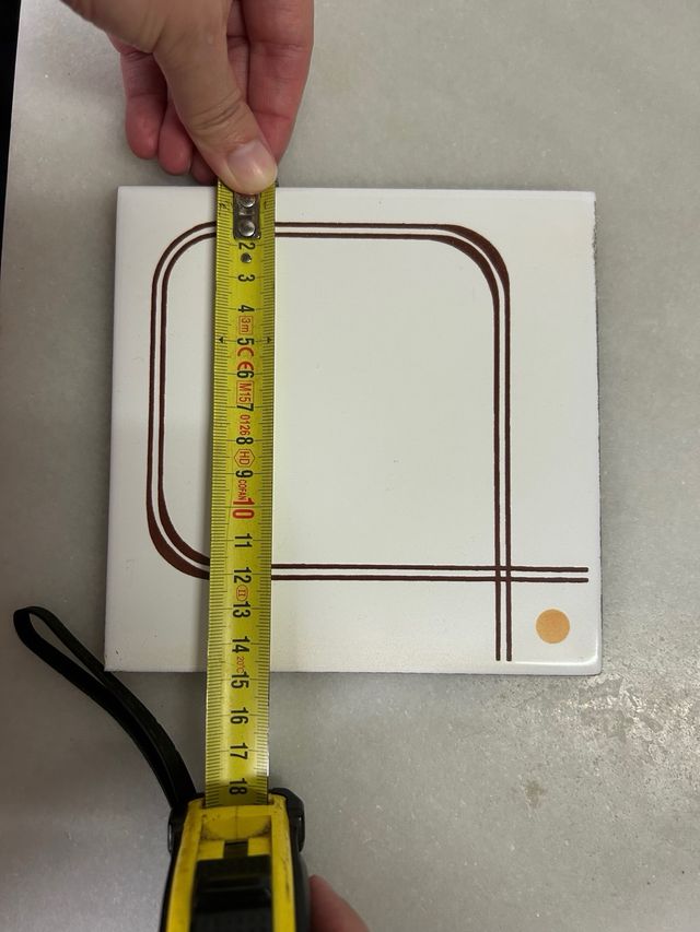 Piastrella decorativa bianca e marrone