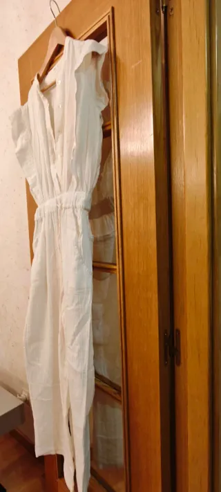 Mono blanco con goma y bolsillos