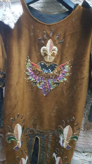Traje medieval bordado águila