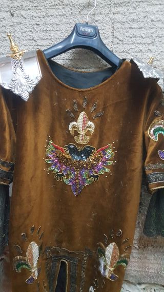 Traje medieval bordado águila