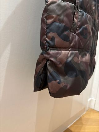 Chaleco reversible con capucha