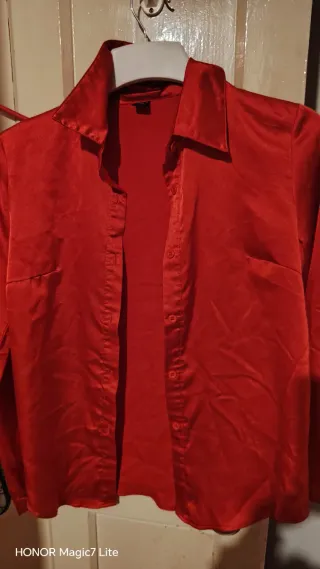 Camisa satinada roja mujer