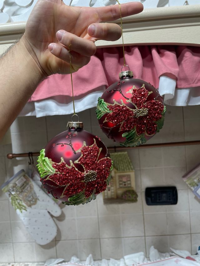 Sfere di vetro rosse e verdi