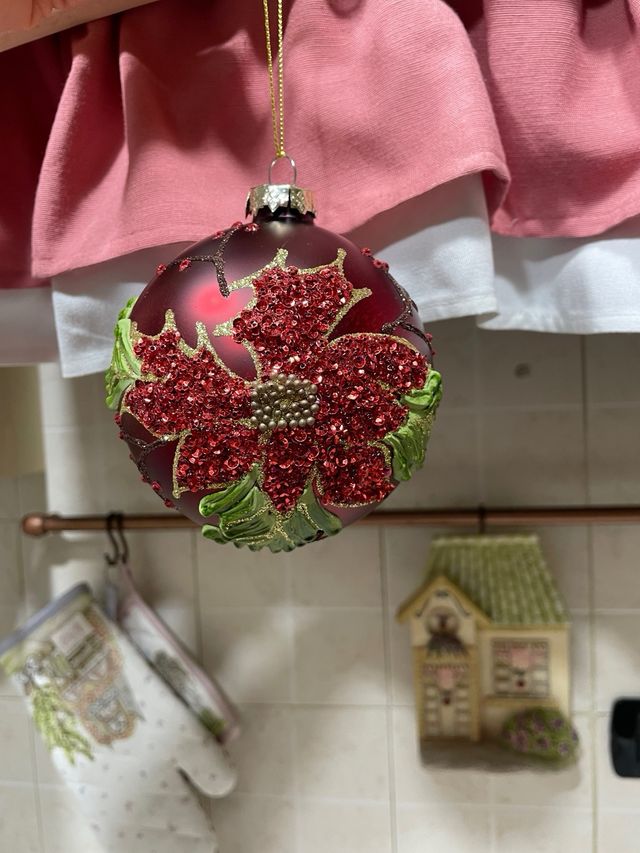 Sfere di vetro rosse e verdi