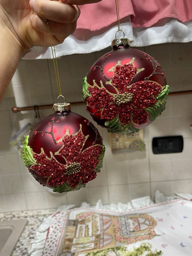 Sfere di vetro rosse e verdi