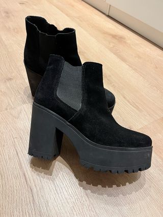 Botines negros ante plataforma tacón