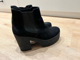 Botines negros ante plataforma tacón