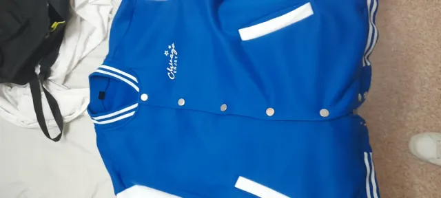 Chaqueta estilo universitario azul