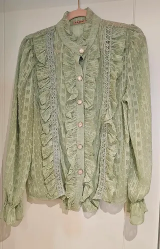 Blusa detalles bordados. Talla S. Nueva