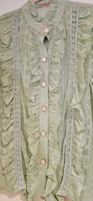 Blusa detalles bordados. Talla S. Nueva