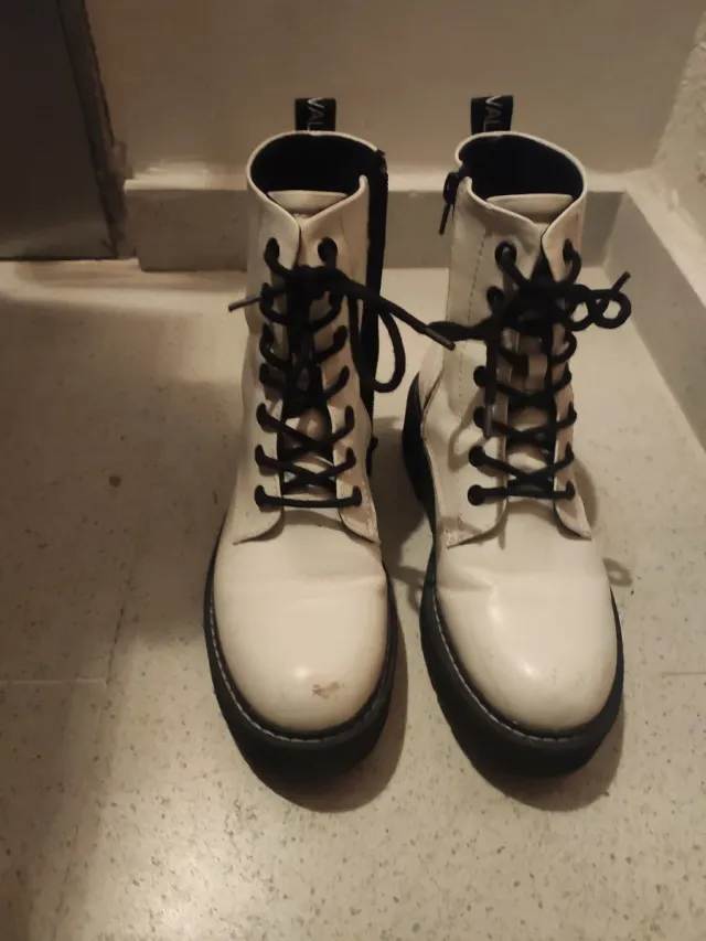 Botas blancas de piel con suela negra