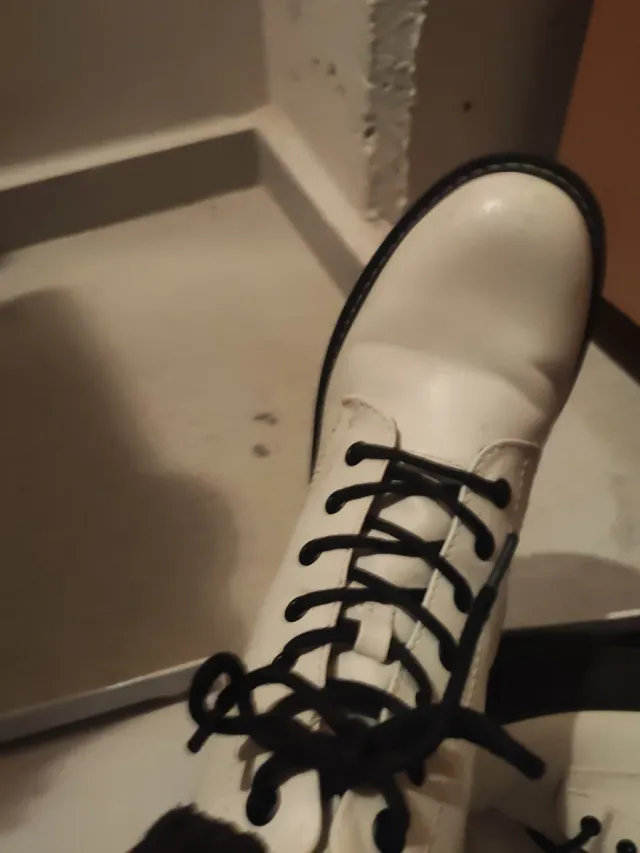 Botas blancas de piel con suela negra