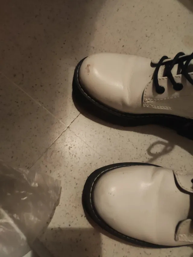 Botas blancas de piel con suela negra