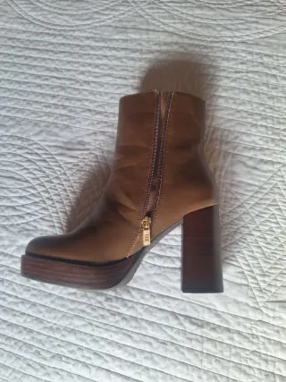 Botines de tacón marrón