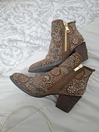 Botines marrones con pedrería talla 38