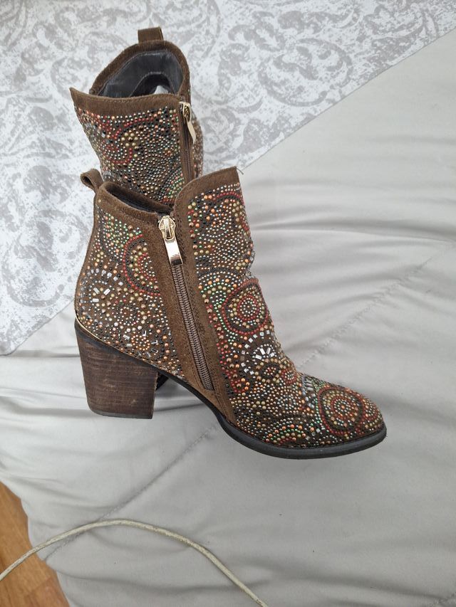 Botines marrones con pedrería talla 38
