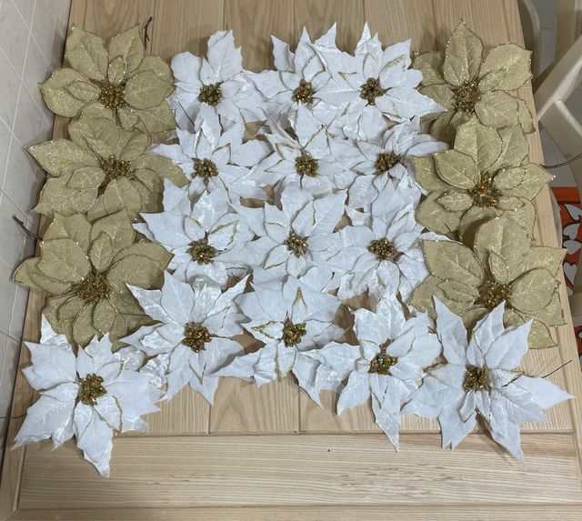 Stelle di Natale in tessuto oro e bianche