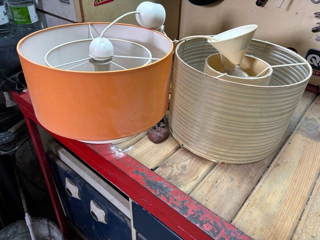 Lámparas de techo naranja y beige