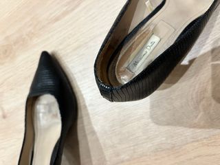 Zapato piel con textura de tacón negro