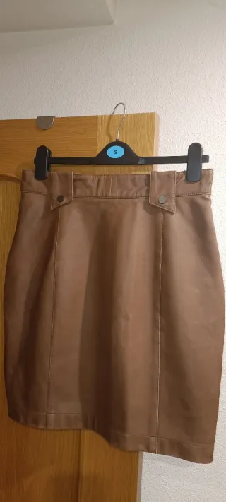 Falda de piel marrón