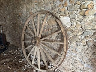 Rueda de carro antigua de madera