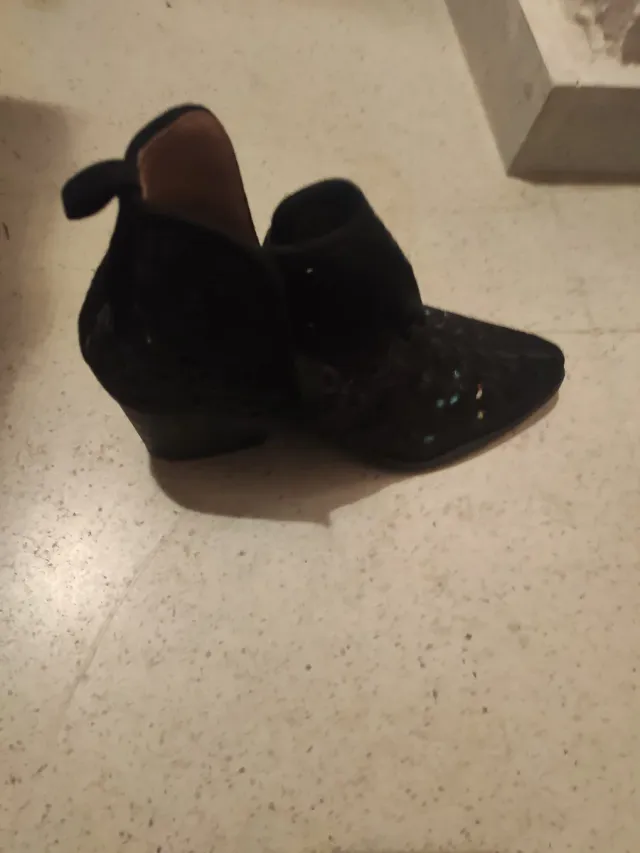 Botines negros con encaje