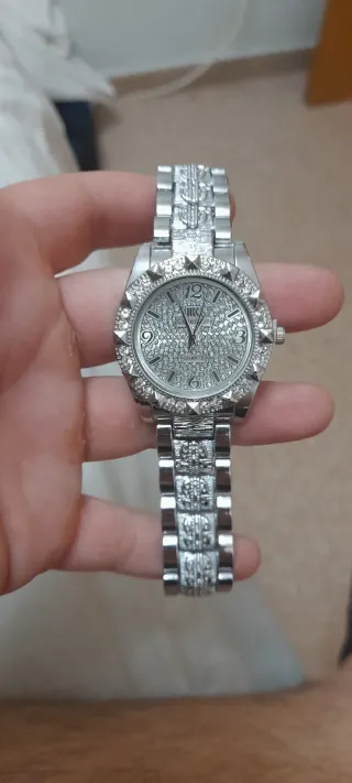 Reloj plateado con pedrería