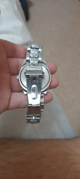 Reloj plateado con pedrería