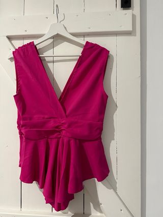 Camiseta rosa fucsia con escote V