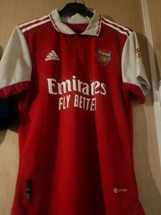 Camisetas Arsenal  y Barcelona talla S las dos.