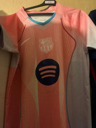 Camisetas Arsenal  y Barcelona talla S las dos.