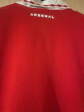 Camisetas Arsenal  y Barcelona talla S las dos.