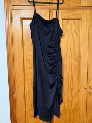 Vestido negro ajustado con fruncido