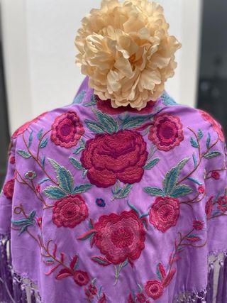 Mantón bordado a mano morado y rosa