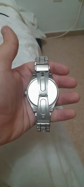 Reloj plateado con esfera azul