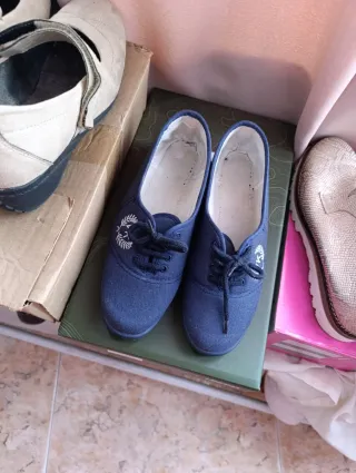 Tenis azules con cordones