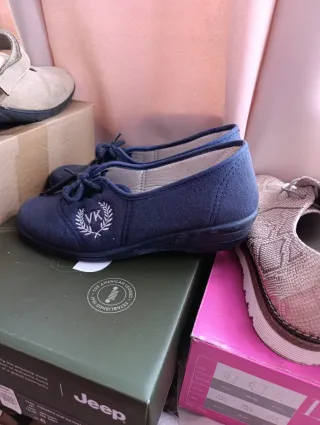 Tenis azules con cordones