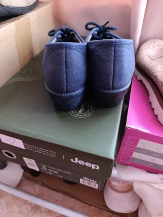 Tenis azules con cordones