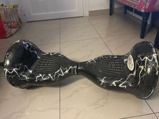 Hoverboard negro con diseño de rayo