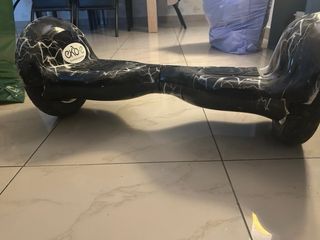 Hoverboard negro con diseño de rayo