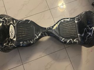 Hoverboard negro con diseño de rayo