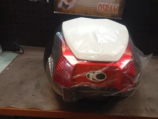 Baúl para moto Kymco rojo