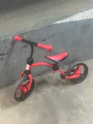 Bicicleta de equilibrio roja
